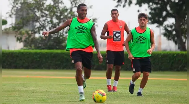 Alberto Quintero conduce un balón durante un entrenamiento de Universitario. Alberto Quintero conduce un balón durante un entrenamiento de Universitario.