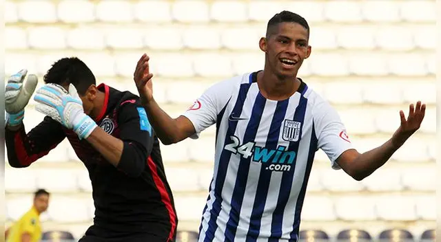 Kevin Quevedo celebra uno de sus goles al Juan Aurich. Jesús Cisneros, atrás, se lamenta. Kevin Quevedo celebra uno de sus goles al Juan Aurich. Jesús Cisneros, atrás, se lamenta.