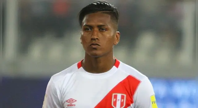 Pedro Aquino entona el himno nacional en el partido ante Brasil por las Eliminatorias Rusia 2018. Pedro Aquino entona el himno nacional en el partido ante Brasil por las Eliminatorias Rusia 2018.