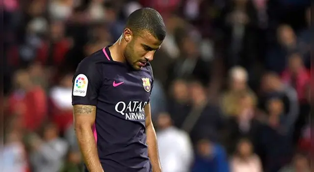Rafinha se retira cabizbajo tras lesionarse ante el Granada.
