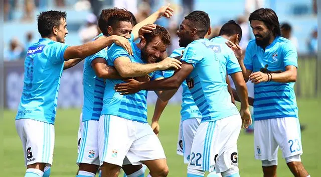 Renzo Revoredo celebra un gol al Ayacucho FC con sus compañeros de Sporting Cristal.