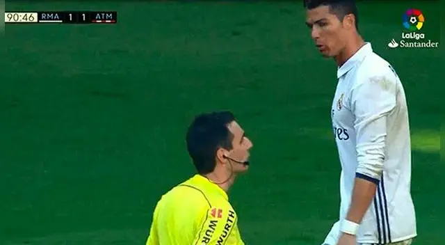 Cristiano Ronaldo le lanza un duro insulto al árbitro del Real Madrid-Atlético de Madrid. Cristiano Ronaldo le lanza un duro insulto al árbitro del Real Madrid-Atlético de Madrid.