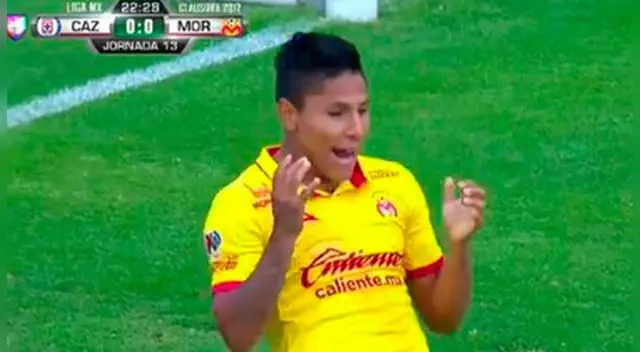 Raúl Ruidíaz se lamenta del gol fallado ante Cruz Azul.