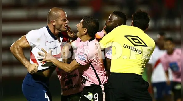 Adrián Zela y Johnnier Montaño se fueron a los puños en el partido entre Deportivo Municipal y Sport Boys.