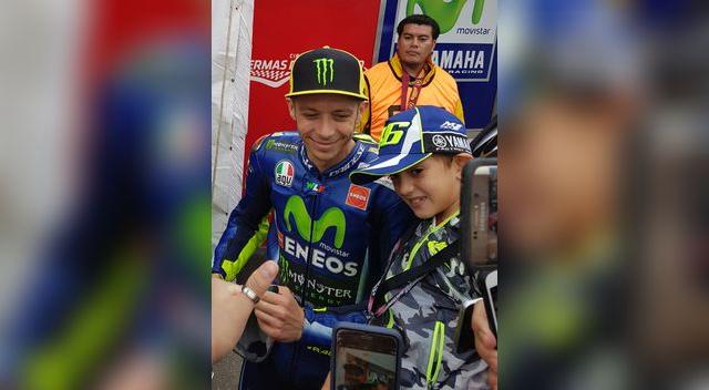 ídolo. Valentino desató la locura entre sus fans. Les firmó autógrafos y se tomó fotos.