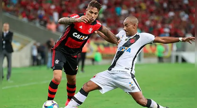 Paolo Guerrero disputa un balón con Rodrigo en el Flamengo-Vasco da Gama.