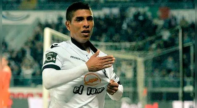 Paolo Hurtado celebra un gol con el Vitória Guimarães.