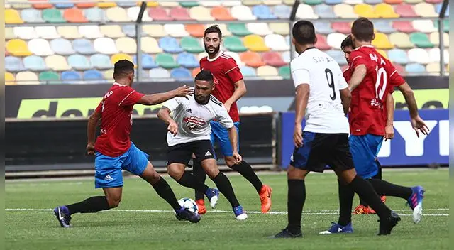 Joel Sánchez gambetea a Arquímedes Figuera ante la mirada de los otros jugadores. Joel Sánchez gambetea a Arquímedes Figuera ante la mirada de los otros jugadores.