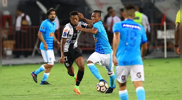 Pedro Aquino disputa un balón con Bruno Henrique, del Santos, por la Copa Libertadores 2017. Pedro Aquino disputa un balón con Bruno Henrique, del Santos, por la Copa Libertadores 2017.