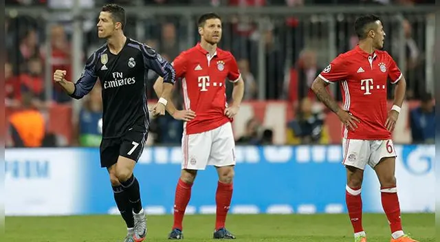 Cristiano Ronaldo celebra uno de sus goles ante el Bayern Múnich ante la desazón de Alonso y Thiago. Cristiano Ronaldo celebra uno de sus goles ante el Bayern Múnich ante la desazón de Alonso y Thiago.