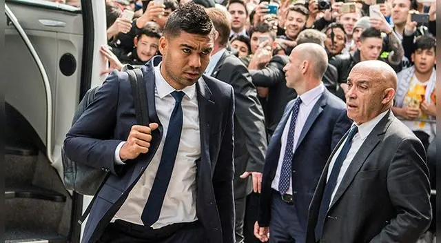 Casemiro durante la llegada del Real Madrid a su hotel en Múnich.