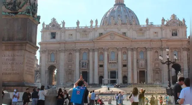 Hincha de Cruz Azul durante su visita al Vaticano.