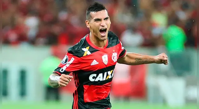 Miguel Trauco celebra su gol a San Lorenzo por la Copa Libertadores.