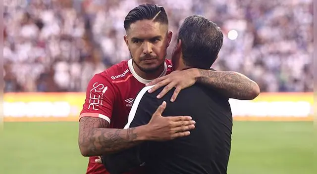 Juan Vargas abraza a Pablo Bengoechea antes del clásico en Matute. Juan Vargas abraza a Pablo Bengoechea antes del clásico en Matute.