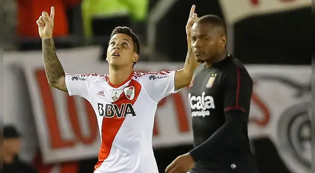 Sebastián Driussi celebra su gol ante Melgar ante la desazón de Wilmer Aguirre.