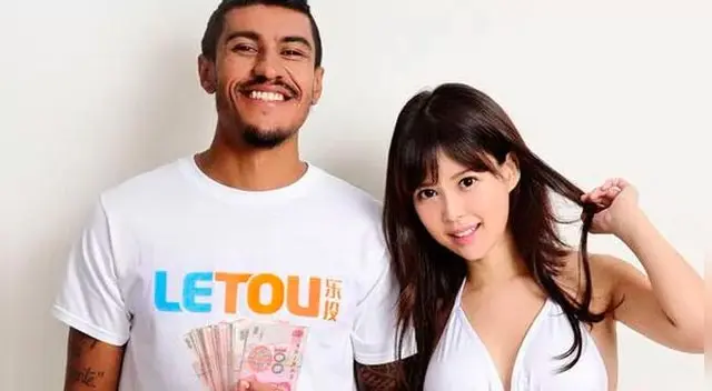 Paulinho podría ser deportado de China por posar al lado de una actriz de cine para adultos