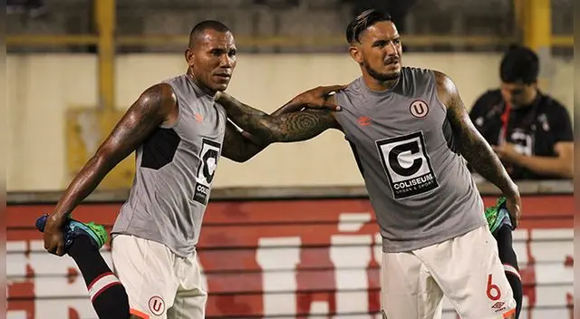 John Galliquio y Juan Vargas durante un calentamiento previo a un partido.