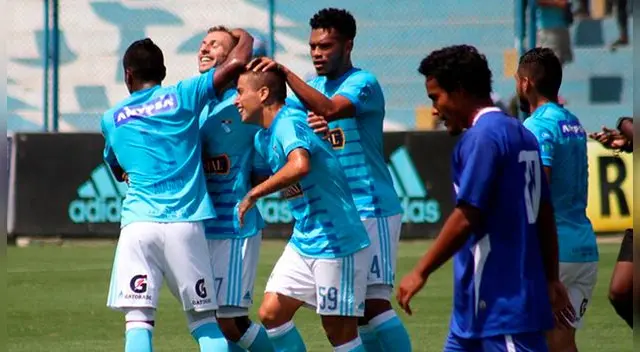 Horacio Calcaterra celebra con sus compañeros el 2-0 ante Alianza Atlético.