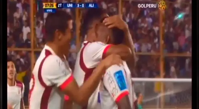 Alberto Quintero celebra su gol con Arquímedes Figuera y Horacio Benincasa.