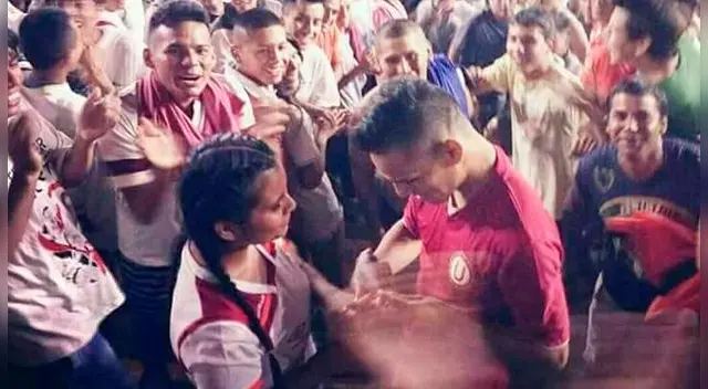 El hincha de Universitario le pone el anillo en el dedo de su novia.