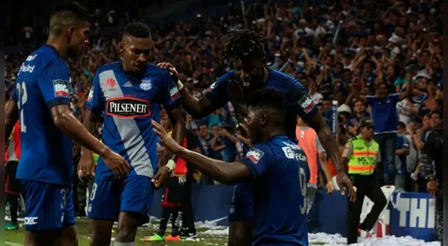 Marlon de Jesús celebra con sus compañeros su gol al Barcelona.