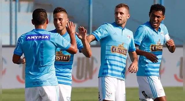 Cristian Ortiz celebra su gol a Sport Rosario.
