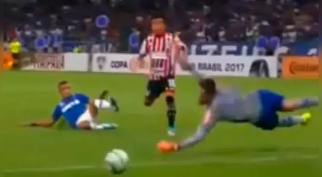 Christian Cueva falla una inmejorable ocasión ante Cruzeiro. Christian Cueva falla una inmejorable ocasión ante Cruzeiro.
