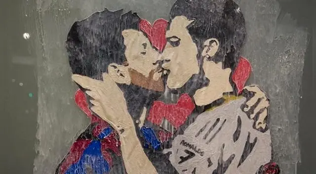 Cristiano Ronaldo y Lionel Messi son ‘protagonistas’ de mural en el que se besan apasionadamente