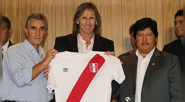 Juan Carlos Oblitas y Edwin Oviedo durante la presentación de Ricardo Gareca en la FPF. Juan Carlos Oblitas y Edwin Oviedo durante la presentación de Ricardo Gareca en la FPF.
