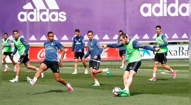 Gareth Bale ensaya un centro ante la marca de Danilo. Gareth Bale ensaya un centro ante la marca de Danilo.