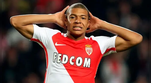 Kylian Mbappé se lamenta de una ocasión fallada con el Mónaco.