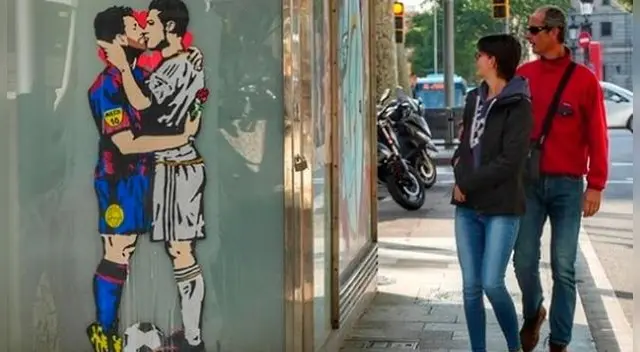 Cristiano Ronaldo y Lionel Messi son ‘protagonistas’ de mural en el que se besan apasionadamente