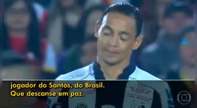 Ricardo Oliveira durante el minuto de silencio en honor a él. Ricardo Oliveira durante el minuto de silencio en honor a él.