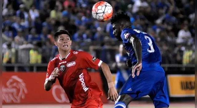 Christian Ramos despeja un balón con el Emelec.