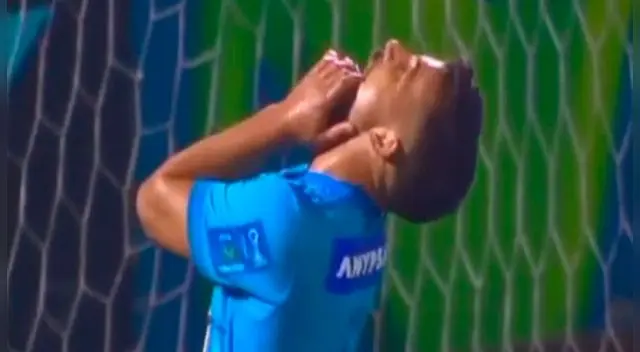 Gabriel Costa se lamenta de su ocasión fallada con Sporting Cristal.