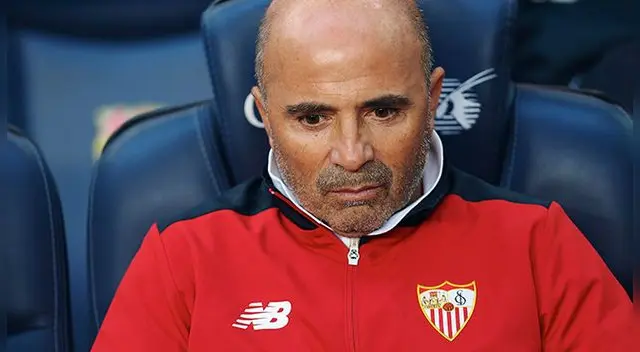 Jorge Sampaoli sentado en el banquillo del Sevilla antes de enfrentar al Barcelona. Jorge Sampaoli sentado en el banquillo del Sevilla antes de enfrentar al Barcelona.