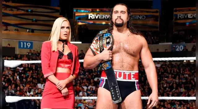 Lana y Rusev antes de una pelea de la WWE. Lana y Rusev antes de una pelea de la WWE.