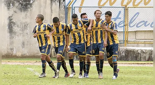 Jugadores de Alianza Atlético celebran un gol ante Unión Comercio.