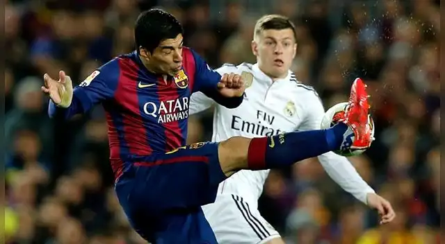 Luis Suárez y Toni Kroos durante un Clásico en el Camp Nou.