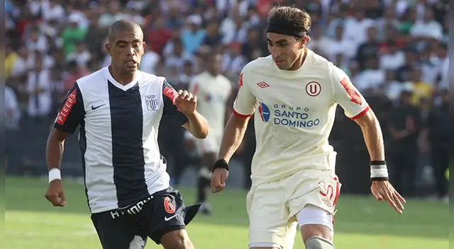 Pablo Vitti disputa un balón con Junior Viza durante un clásico U-Alianza.