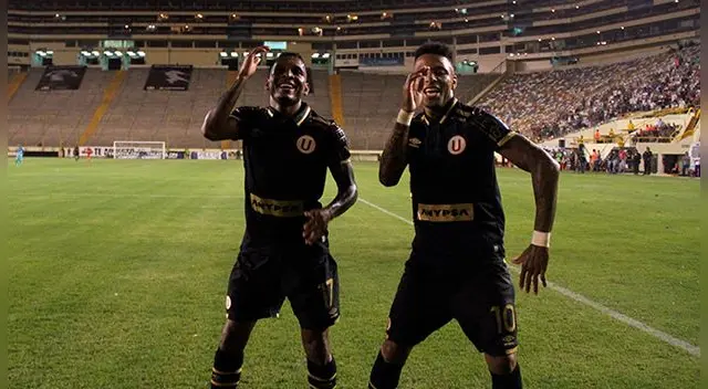 Alberto Quintero y Alexi Gómez celebran el primer gol de Universitario.