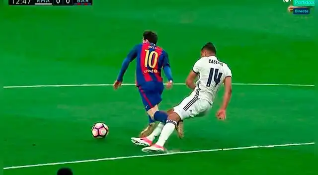 Real Madrid vs. Barcelona: Casemiro y su violenta entrada a Lionel Messi en Clásico [DIRECTV VIDEO]