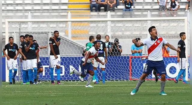 Freddy Álvarez celebra su gol a Alianza Lima.