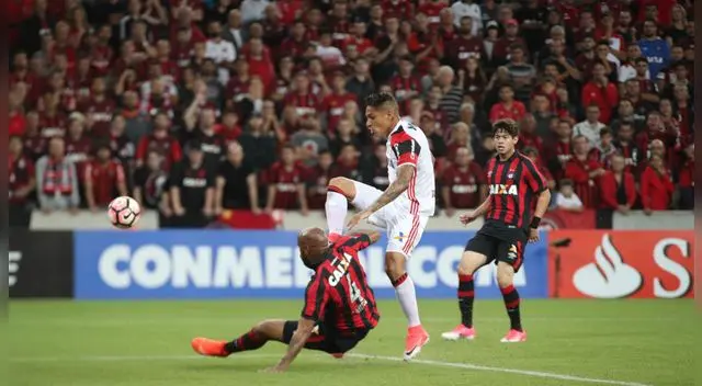 Paolo Guerrero se sigue lamentando por este gol errado ante el Atlético Paranaense Paolo Guerrero se sigue lamentando por este gol errado ante el Atlético Paranaense