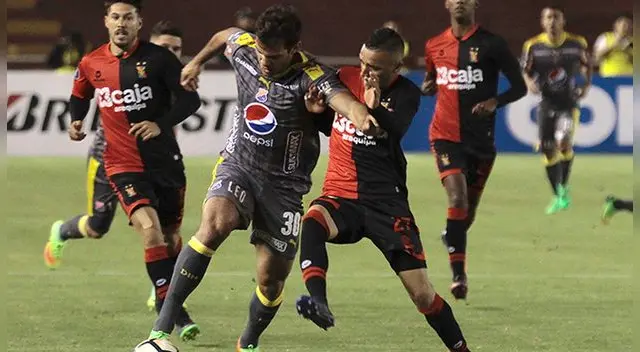 Patricio Arce disputa un balón con Valentín Viola.