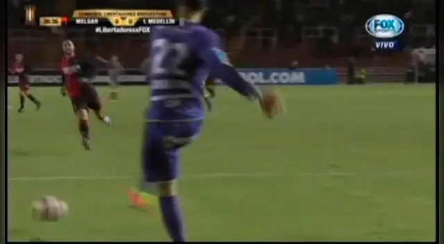David González se equivoca y envía el balón cerca de Emanuel Herrera.