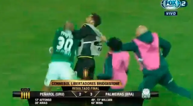 Felipe Melo le aplica un puñetazo a Matías Mier. Felipe Melo le aplica un puñetazo a Matías Mier.