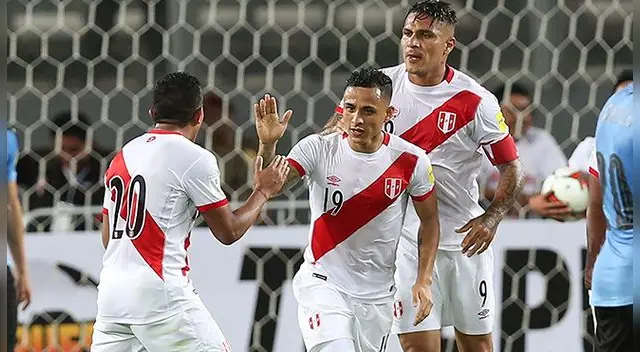 Yoshimar Yotún es felicitado por Edison Flores tras su asistencia a Paolo Guerrero en el Perú-Uruguay.