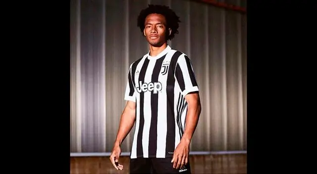 Cuadrado se luce con la nueva camiseta de la Juventus. Cuadrado se luce con la nueva camiseta de la Juventus.