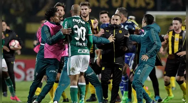 Felipe Melo provoca a los jugadores de Peñarol en el Campeón del Siglo. Felipe Melo provoca a los jugadores de Peñarol en el Campeón del Siglo.